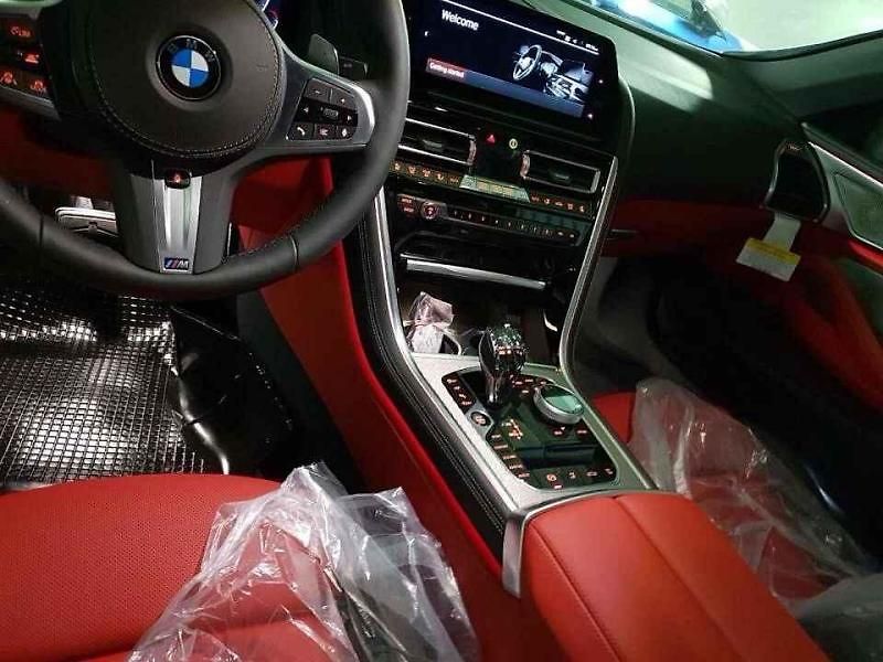 BMW M850i.