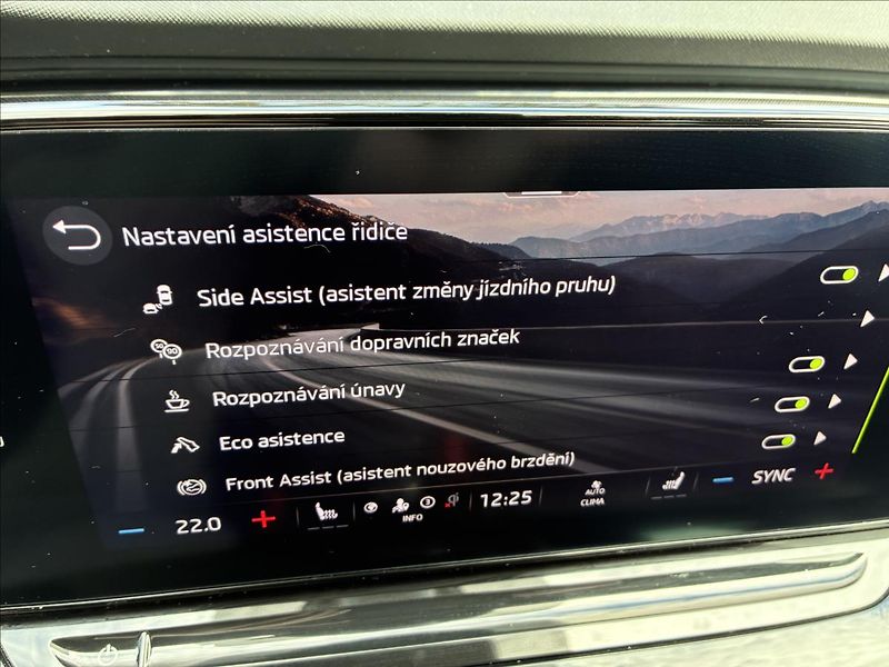 Škoda Octavia 2,0 TAŽNÉ,EL.KUFR,HEAD-UP - fotka 25 z 32