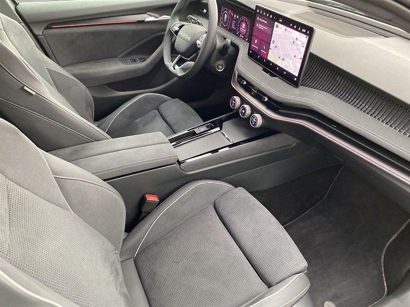 Škoda Superb (2025) Combi 2.0 TDI 4x4 DSG Sportlin - fotka 11 z 39