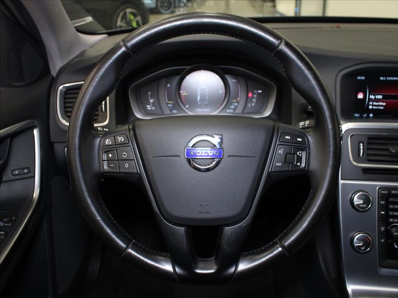 Volvo V60 2,0 D3 110kW AT Mom.NAVI Light - fotka 9 z 18