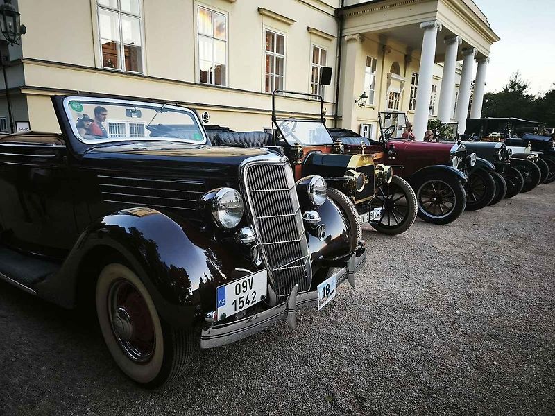 Jako v knize Dědeček automobil si připadali návštěvníci Nového zámku v Kostelci nad Orlicí