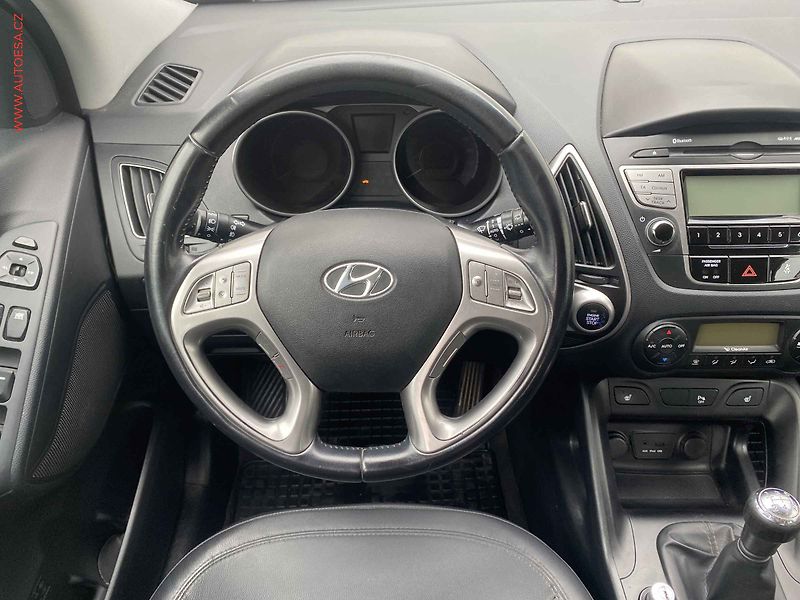 Hyundai ix35 (2010) 2.0 i 4WD, ČR, AC, TZ, park - fotka 11 z 16