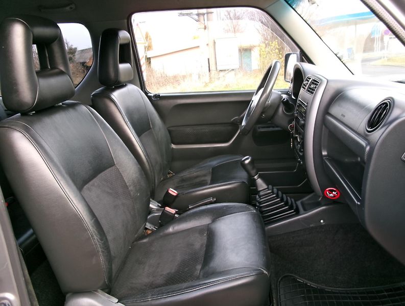 Suzuki Jimny (2006) 1,3i KLIMA ALU VÝHŘEV TAŽNÉ - fotka 30 z 34