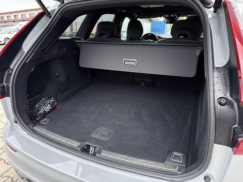 Volvo XC60 B5 AWD ULTRA // VZDUCH // B&W - fotka 19 z 56