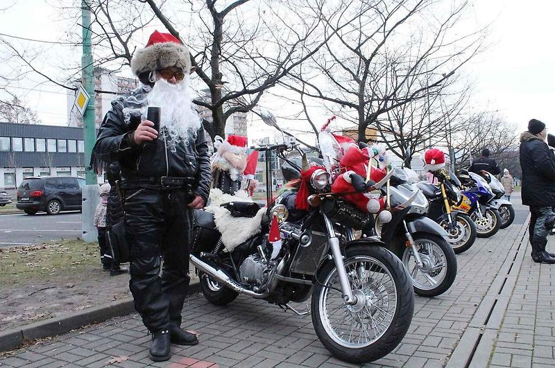 Konvoj motorkářů převlečených za Santa Clause již pošesté projel centrem města Mostu. Na snímku je nádherně vyzdobený 