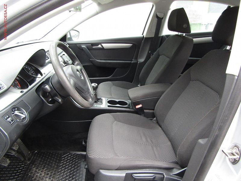 Volkswagen Passat (2011) 1.4 TSi, AC, výhřev sed - fotka 9 z 20