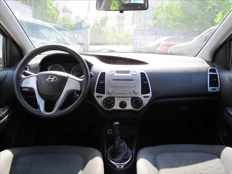 Hyundai i20 1,2 i 57kW - fotka 11 z 24