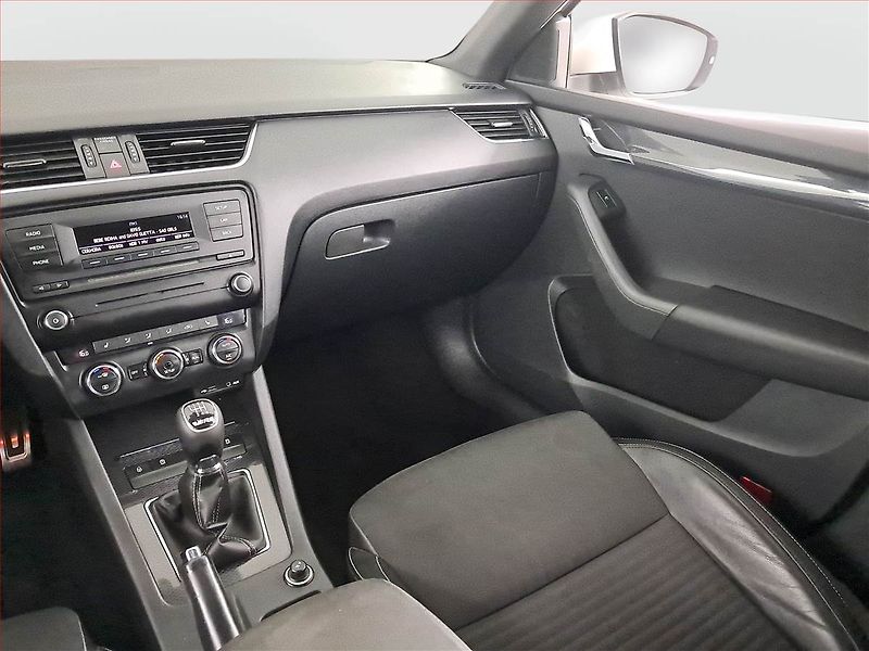 Škoda Octavia (2014) RS 2.0 TSI, Bi-Xenony - fotka 8 z 19