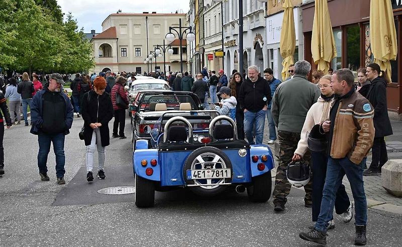 Tradiční sraz autoveteránistů na náměstí T. G. Masaryka v Prostějově. 18. května 2025