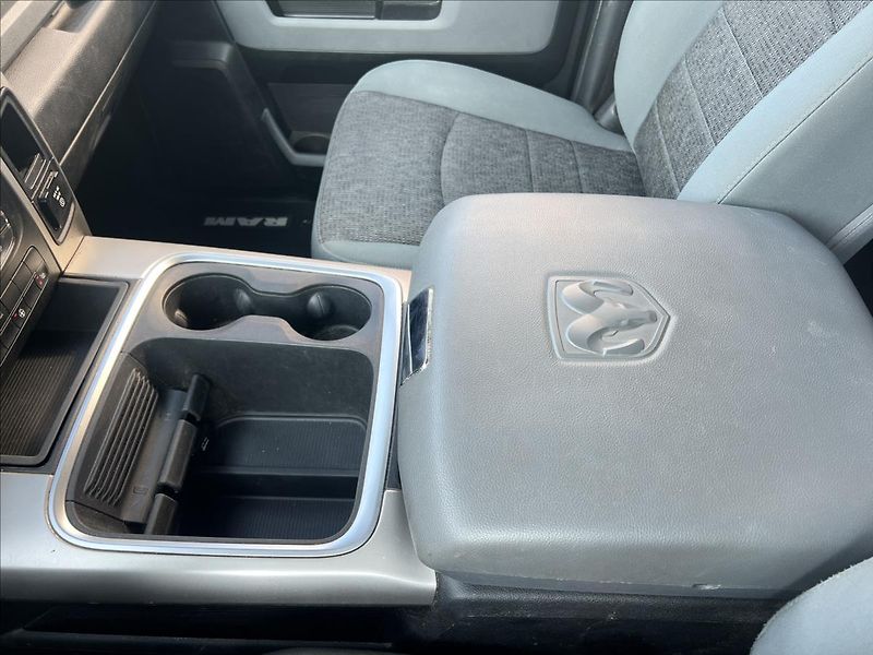 Dodge RAM 5,7 HEMI Big Horn - fotka 17 z 19