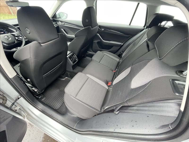 Škoda Octavia 2,0 TDI Combi Ambition Plus - fotka 17 z 23