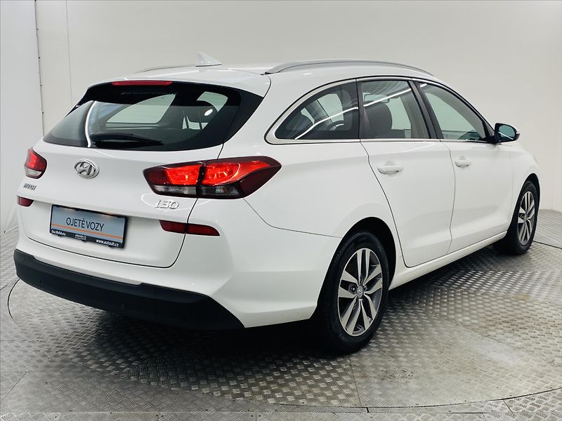 Hyundai i30 1,6 CRDi 81kW Style - fotka 2 z 23