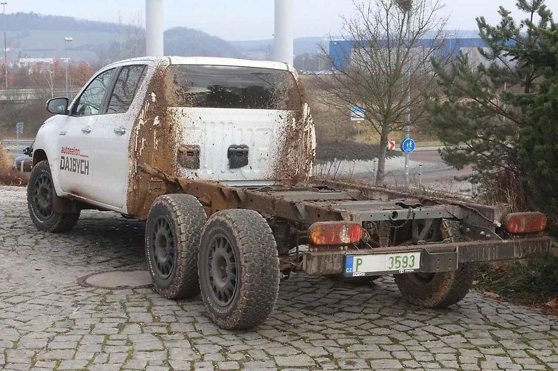 S šestkolovým Hiluxem jsme se mohli i projet