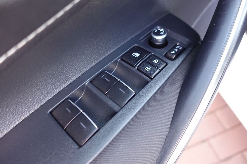 Toyota Corolla 2.0HSD e-CVT Comfort Tech - fotka 10 z 30