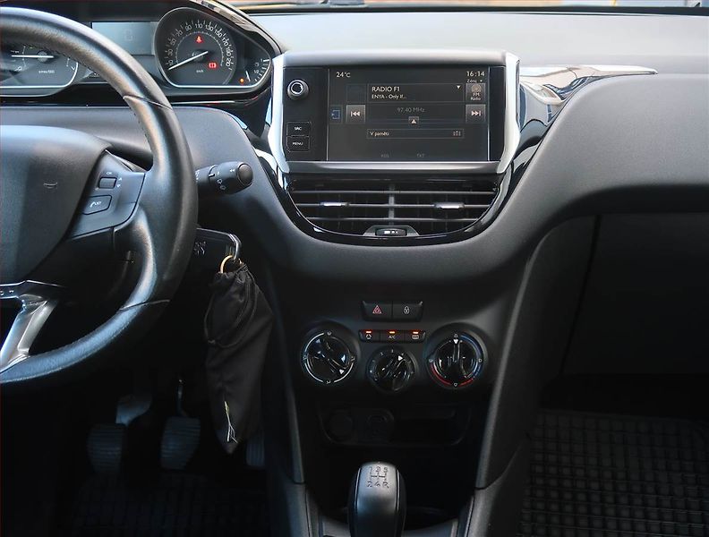 Peugeot 208 (2016) 1.2 PureTech, ČR,1.maj - fotka 12 z 18