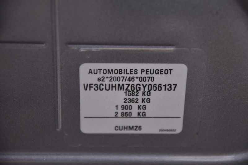 Peugeot 2008 1.2, KLIMATIZACE, TEMPOMAT - fotka 36 z 36