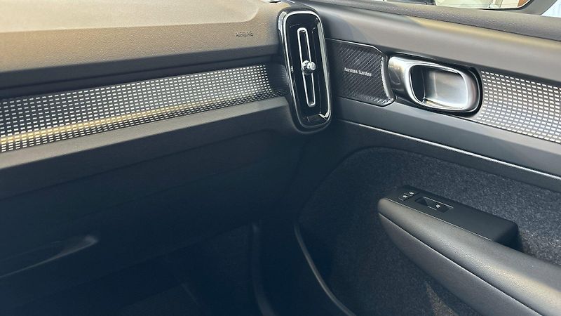 Volvo XC40 (2025) ULTRA DARK, B4 FWD, 145+10 kW - fotka 8 z 11