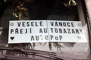 Auto se spoustou dárků na střeše budí rozruch vedle kruhového objezdu u nemocnice.