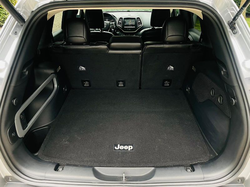 Jeep Cherokee 2.0D 4x4 AUT KAMERA TAŽNÉ LED - fotka 21 z 50
