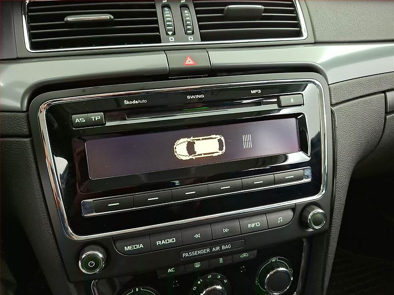 Škoda Superb (2011) 2.0 TDI, Xenony, Park. senzory - fotka 14 z 15