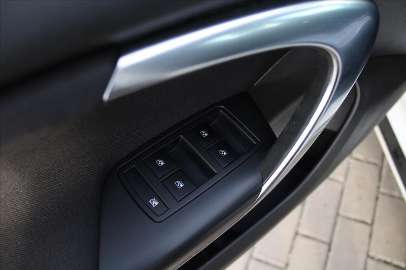 Opel Insignia 2.0 CDTI NAVI - fotka 19 z 20