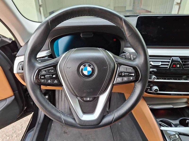 BMW Řada 5 530d xDrive AT Touring - fotka 21 z 71