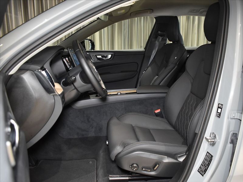 Volvo XC60 2,0 B5 AWD PLUS BLIS,Bezklíč - fotka 8 z 23