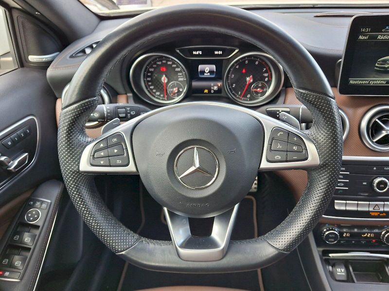 Mercedes-Benz Třídy A (2017) AMG Automat 4 Matic 2,0i 135kW - fotka 16 z 35