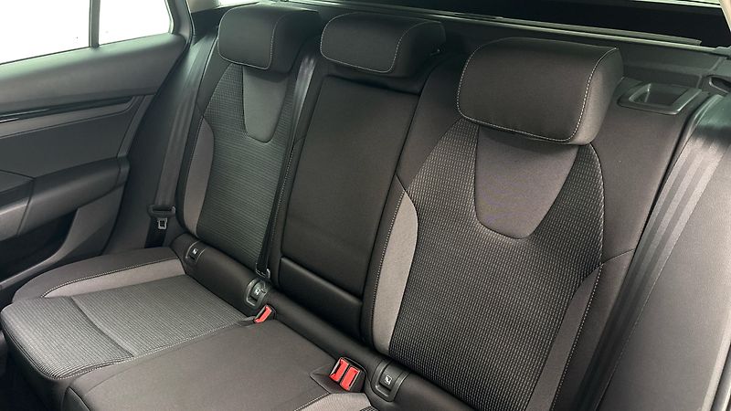 Škoda Octavia 2.0 TDI Ambition Combi - fotka 16 z 24