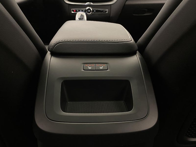 Volvo XC60 T6 AWD PLUG-IN ULTIMATE DARK  - fotka 34 z 52