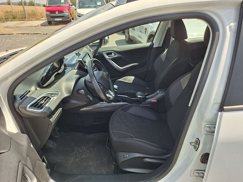 Peugeot 2008 1,2 PT 130k M6 2.MAJ - fotka 11 z 23