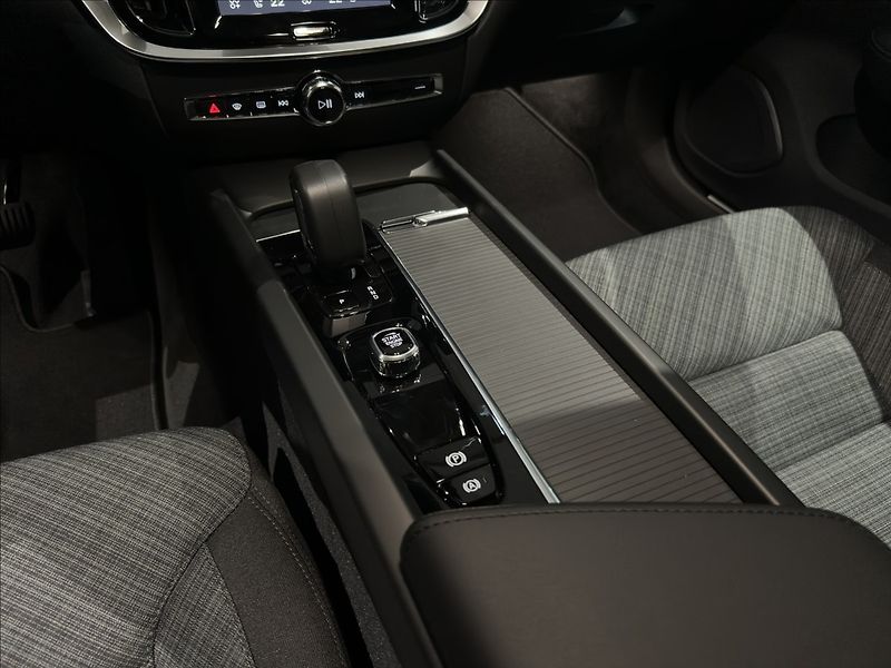 Volvo V60 (2026) 2,0 B4  Core - fotka 32 z 38