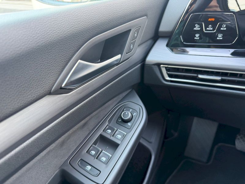 Volkswagen Golf (2023) Variant 1.5 TSI 110kW Style - fotka 11 z 35