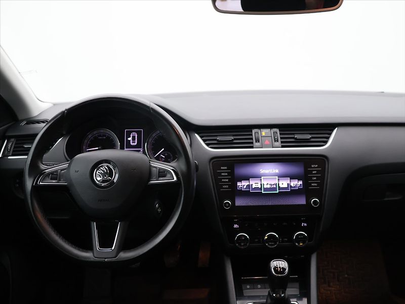 Škoda Octavia 1.6 TDI CZ Style Kessy LED DPH - fotka 19 z 27