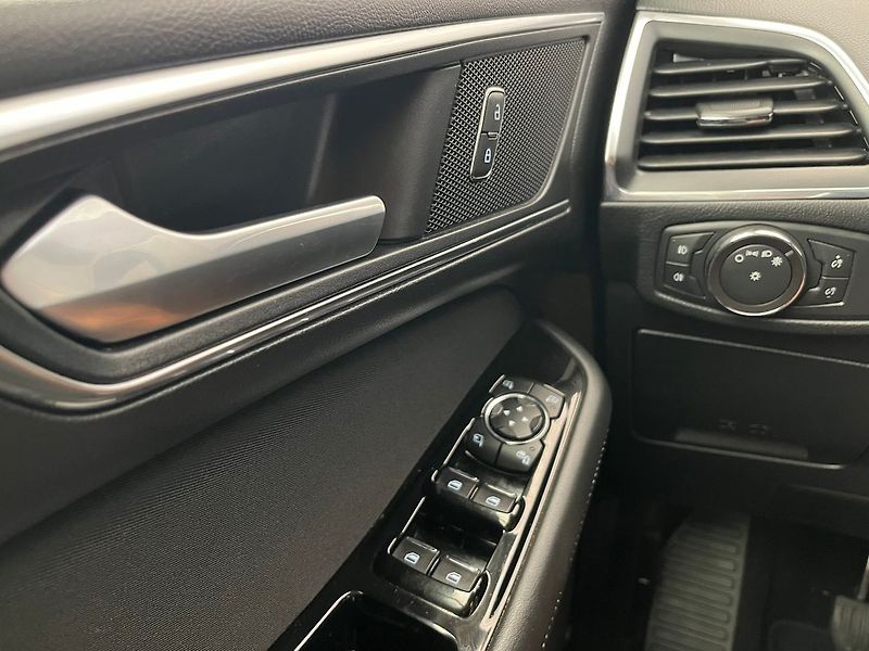 Ford S-MAX 2.0 EB Titanium manuál 7 míst - fotka 17 z 63