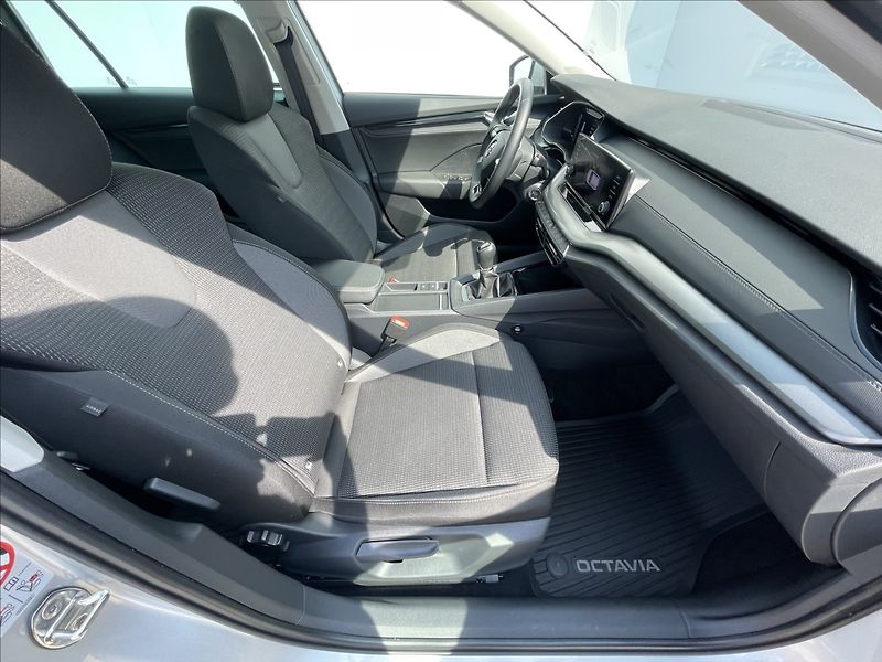 Škoda Octavia 2,0 TDI Combi Ambition Plus - fotka 18 z 24