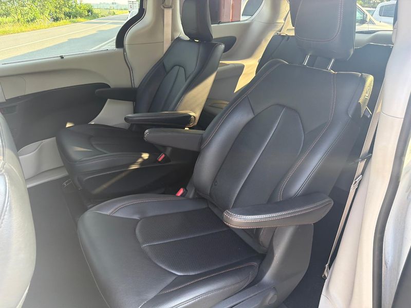 Chrysler Pacifica (2019)  3,6 L DVD Hybrid Plug In 2019 - fotka 13 z 20