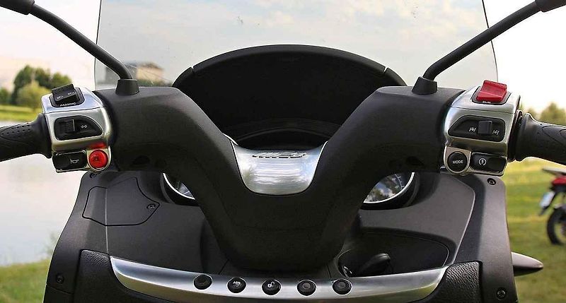 Piaggio MP3 500ie Sport LT (vlevo) a Piaggio Medley 125ie.