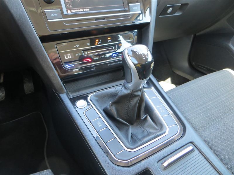 Volkswagen Passat 1,5 TSI 110kW Business ČR - fotka 13 z 23