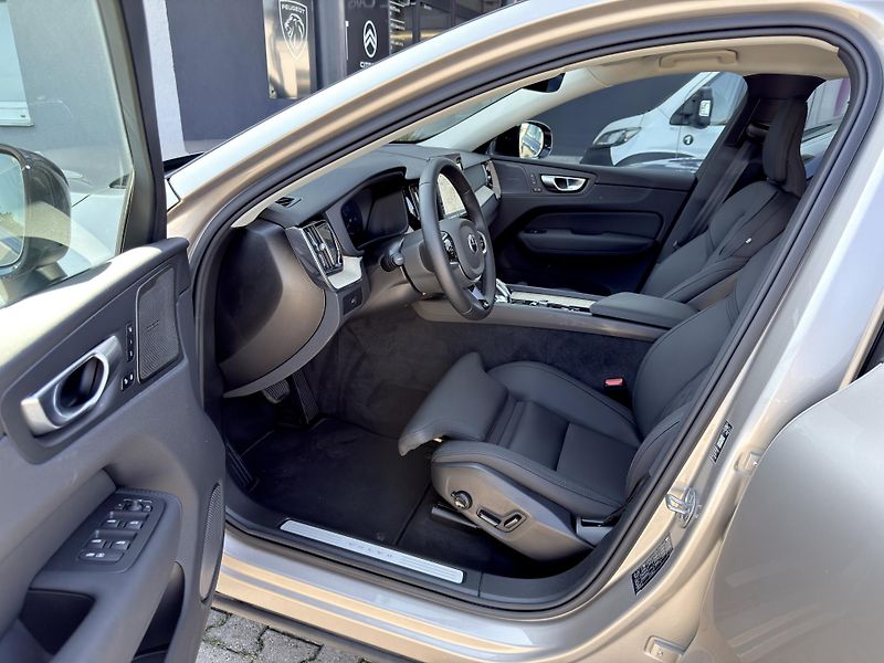 Volvo XC60 B5 AWD // PLUS DARK + sada kol - fotka 7 z 44
