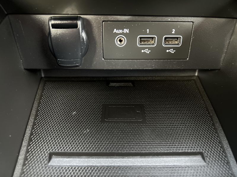 Renault Clio 1.6i E-TECH HYBRID AUTOMAT - fotka 17 z 33