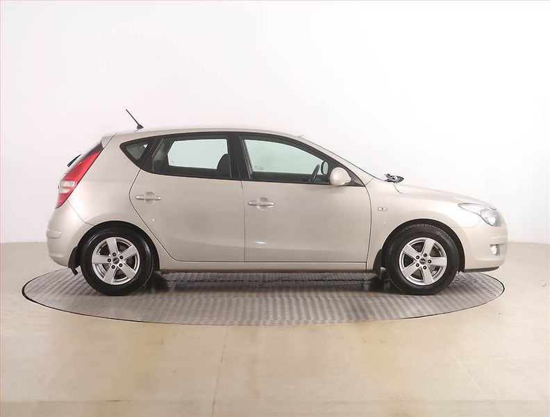 Hyundai i30 (2009) 1.4 CVVT - fotka 6 z 16