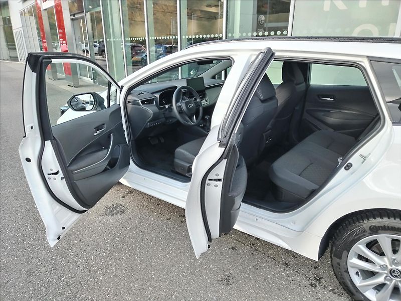 Toyota Corolla 1.8 HYBRID e-CVT  TS COMFORT T - fotka 4 z 16