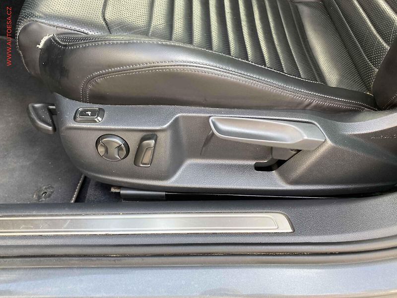 Volkswagen Passat (2016) 2.0 TDi, Highline, panor - fotka 15 z 20