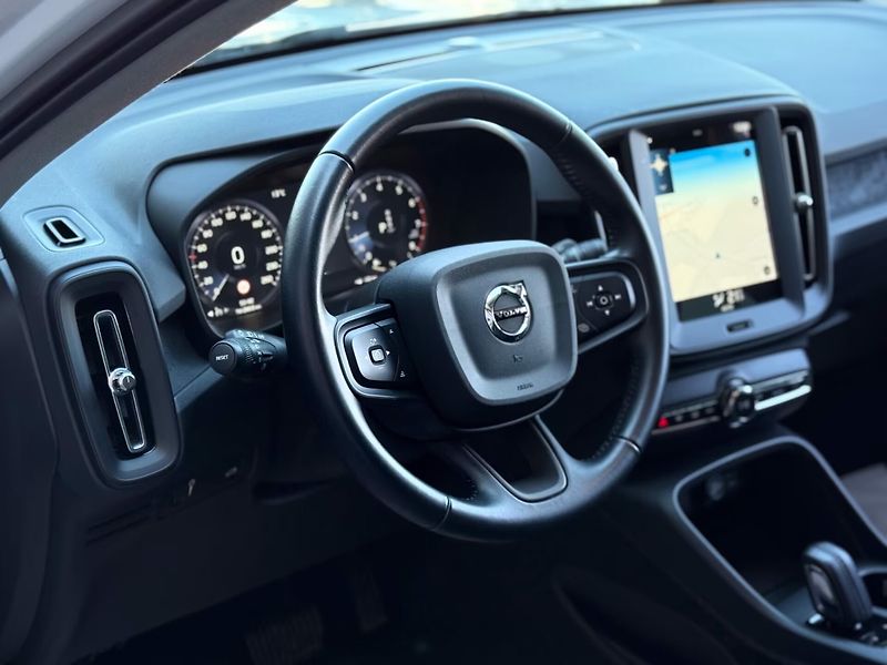 Volvo XC40 T2 Momentum Core LED Kam Asist - fotka 9 z 24
