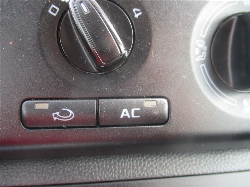 Škoda Fabia 1,2 i, Eleg.,aut.klima,servis, - fotka 21 z 43