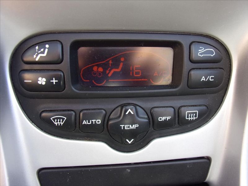 Peugeot 307 2,0 16V CC 100kW - fotka 17 z 28