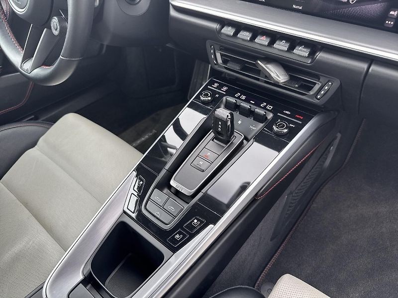 Porsche 911 Turbo S Cabriolet - fotka 25 z 28