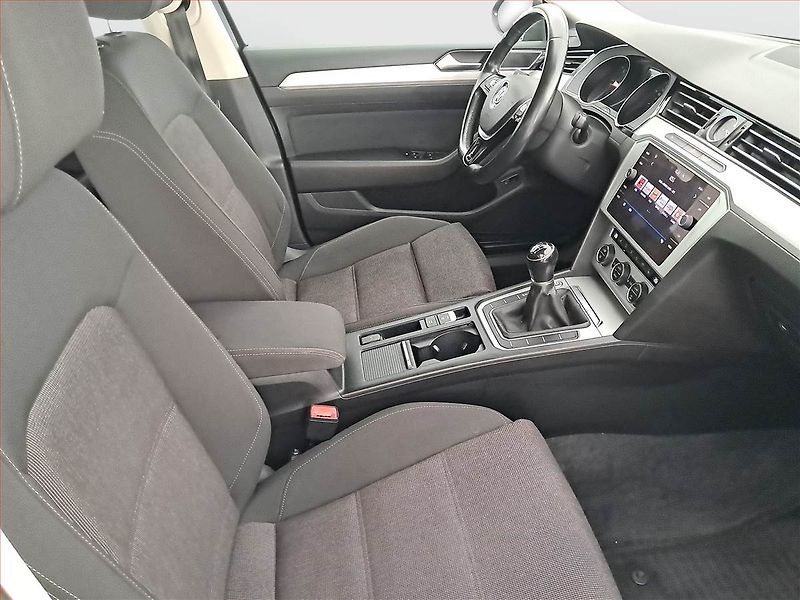 Volkswagen Passat (2019) 2.0 TDI, Serv.kniha, Navi - fotka 9 z 16