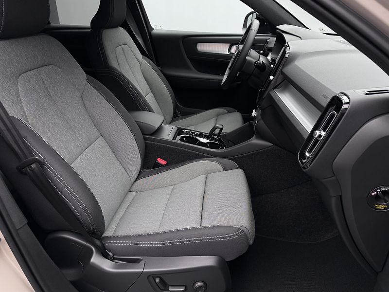 Volvo XC40 (2026) B3 AUT DARK PLUS - fotka 23 z 24
